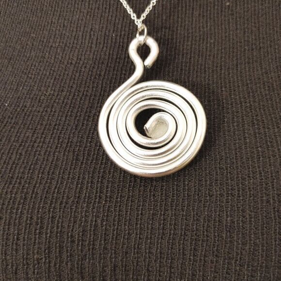 WOMEN'S CIRCULAR SILVER PLATED NECKLACE WITH A WHITE PEARL. - Picture 3 of 4